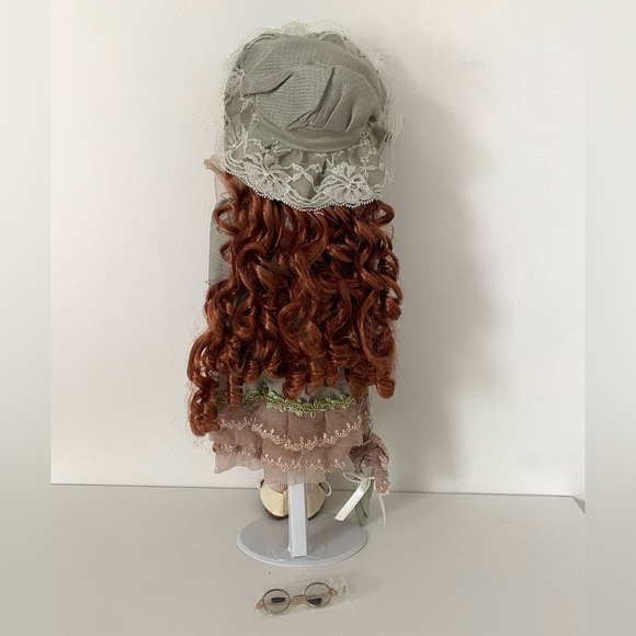 Vintage Porcelain Doll in Victorian Green Dress – Includes Box & Accessories - Picture 5 of 8